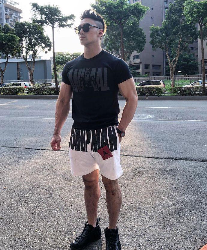 上海健身教练猛攻打桩上海健身教练的打桩挑战，力量与技巧的完美结合