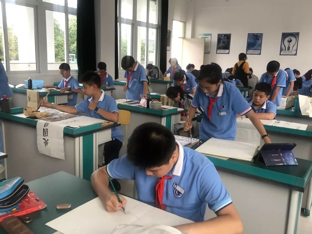 教室中的意外体验——关于在教室伦流澡到高潮的探讨-第2张图片