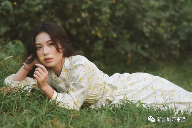 美女着装不当，咪咪意外露出的尴尬与美丽-第2张图片