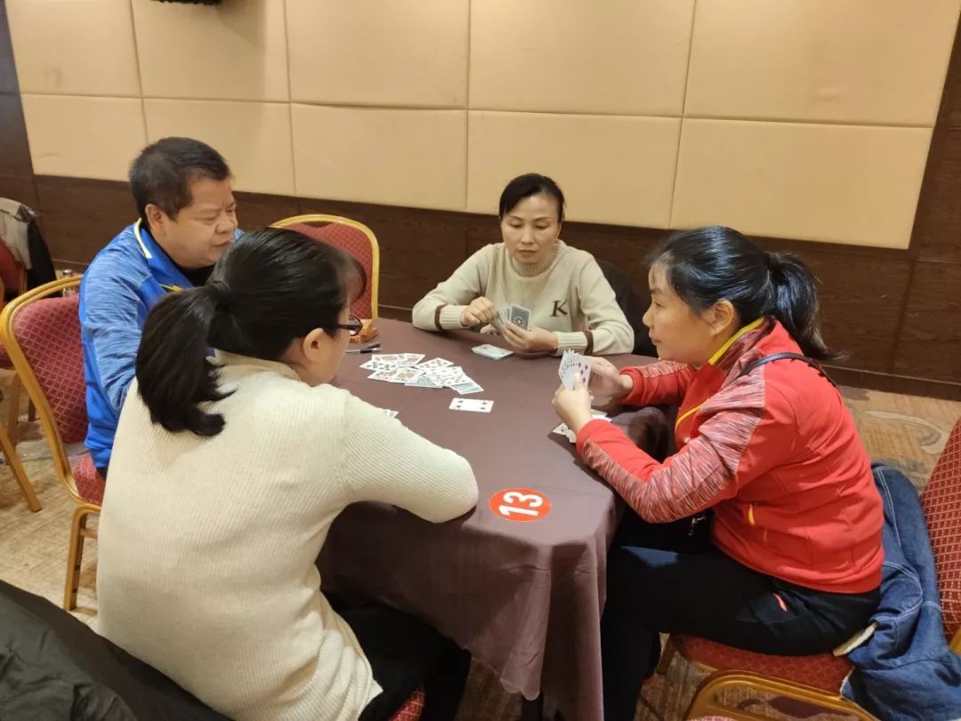 扑克牌局中的活力四溢，免费观看打扑克牌剧烈运动的视频