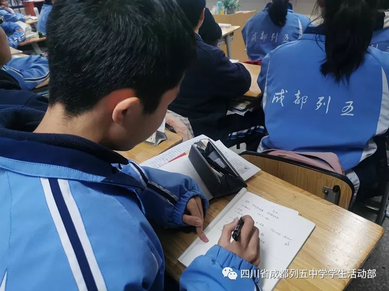 学长的手指在里面转动的写作学长手指下的文字艺术-第3张图片