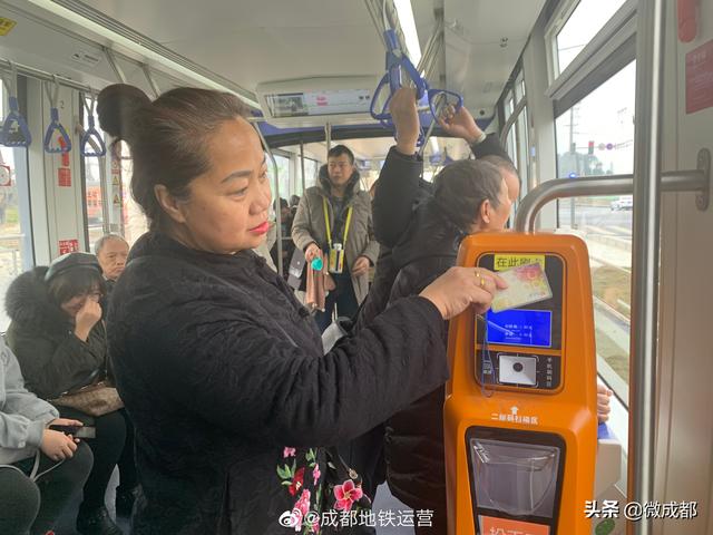 坐公交车居然弄了2个图片什么意思公交车之旅的意外收获——两个图片的故事-第2张图片