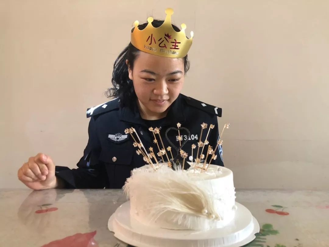 女警被绑被迫穿白丝女仆装女警遭遇绑架，被迫穿白丝女仆装的背后-第1张图片