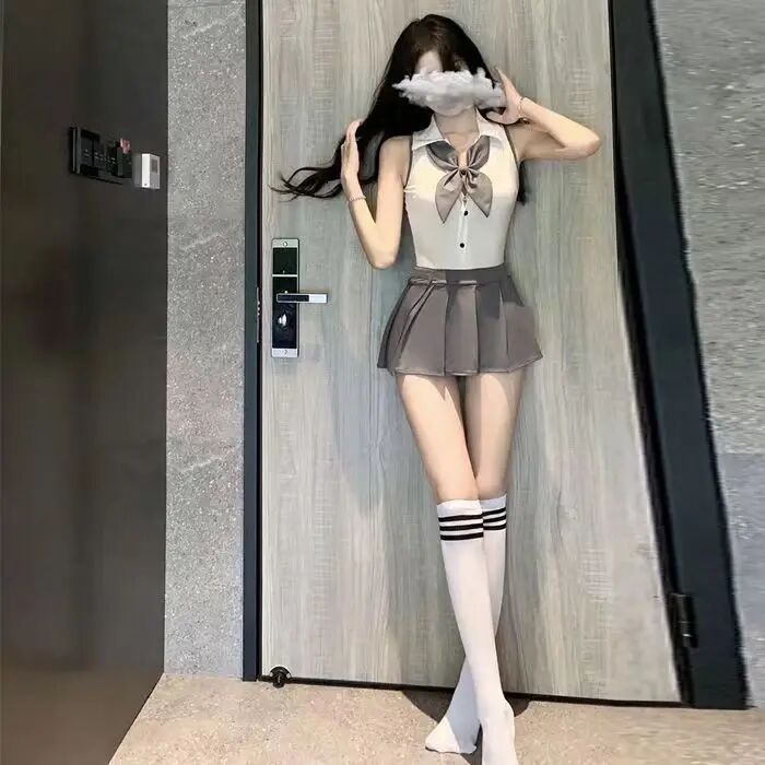 掀jk制服打开双腿露内内JK制服下的隐秘探索-第1张图片