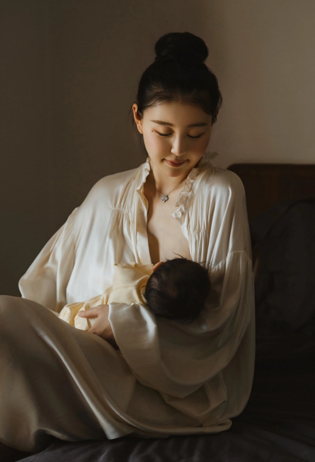 女性抹胸开襟哺乳衣，游戏中的实用与时尚