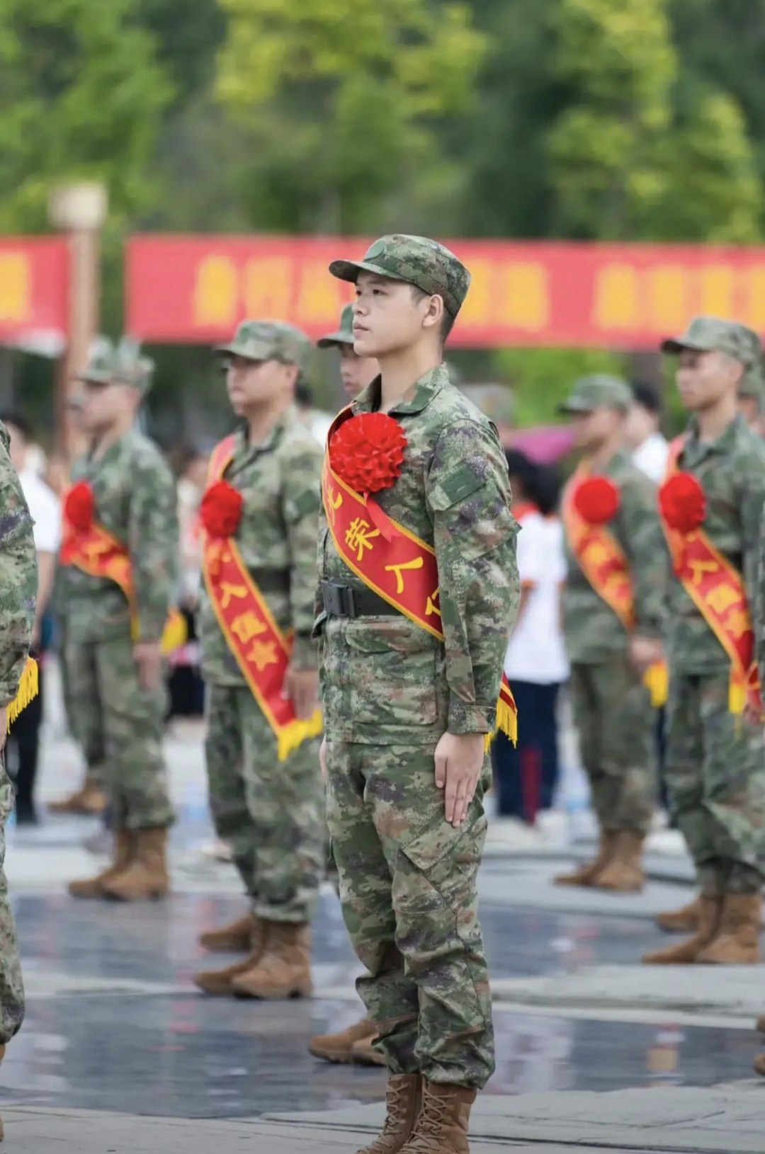 当兵的晚上弄不停当兵的夜晚，坚韧与激情的交织
