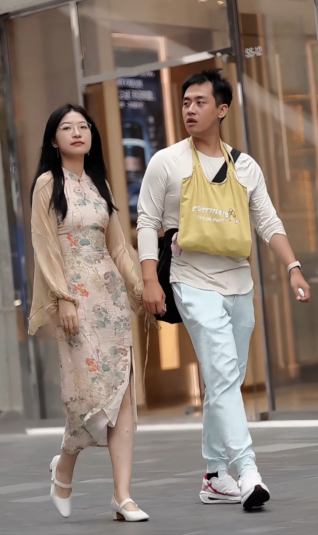 两个人一前一后中间两人同行，前后的步伐与中间的纽带-第3张图片