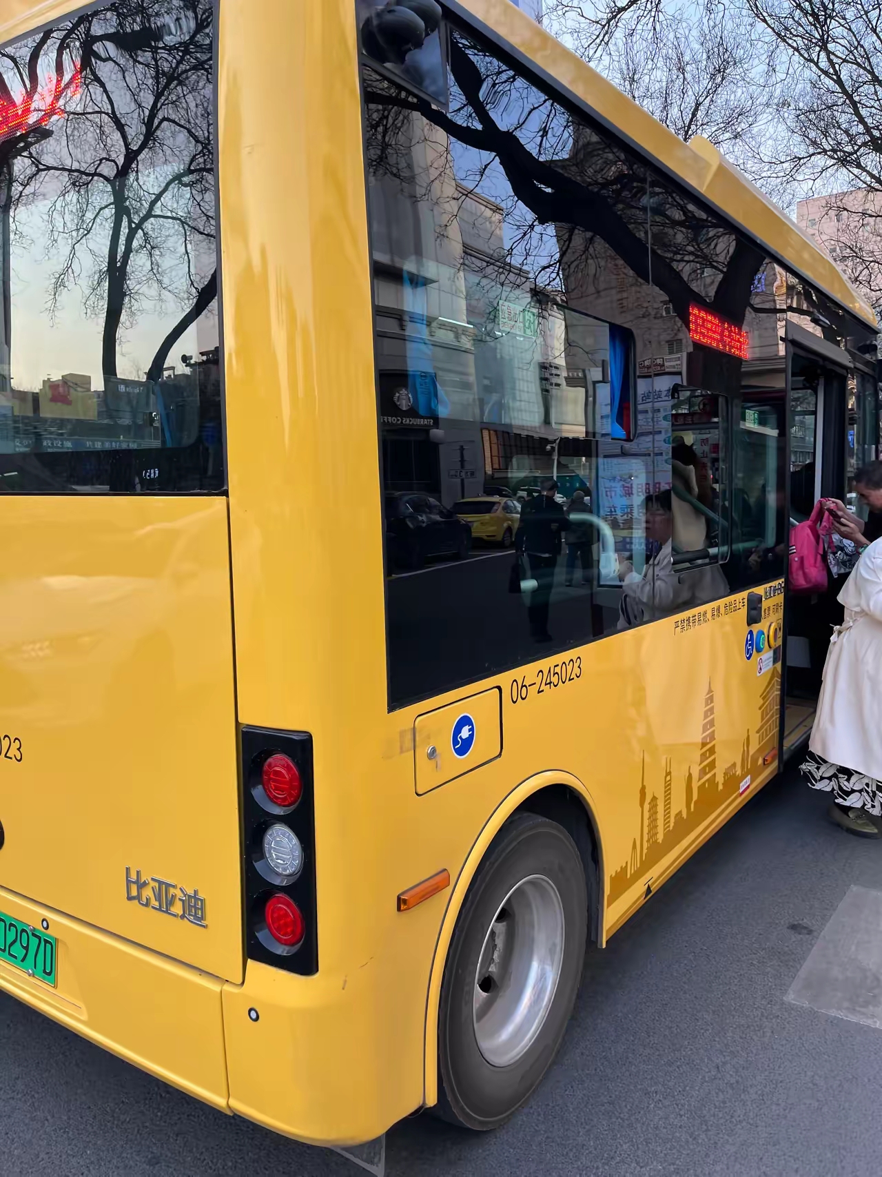 公共小黄车可以搭人吗大尺寸的小黄车与公交的共舞