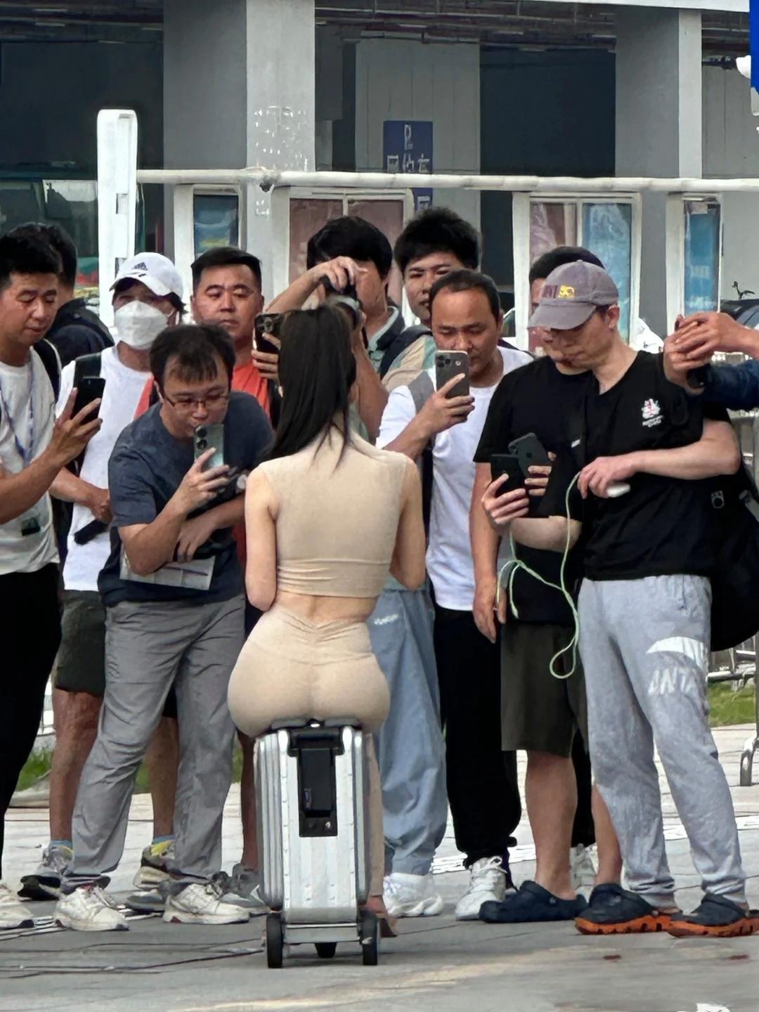 美女与男人之间的互动，一场直播的探索-第1张图片