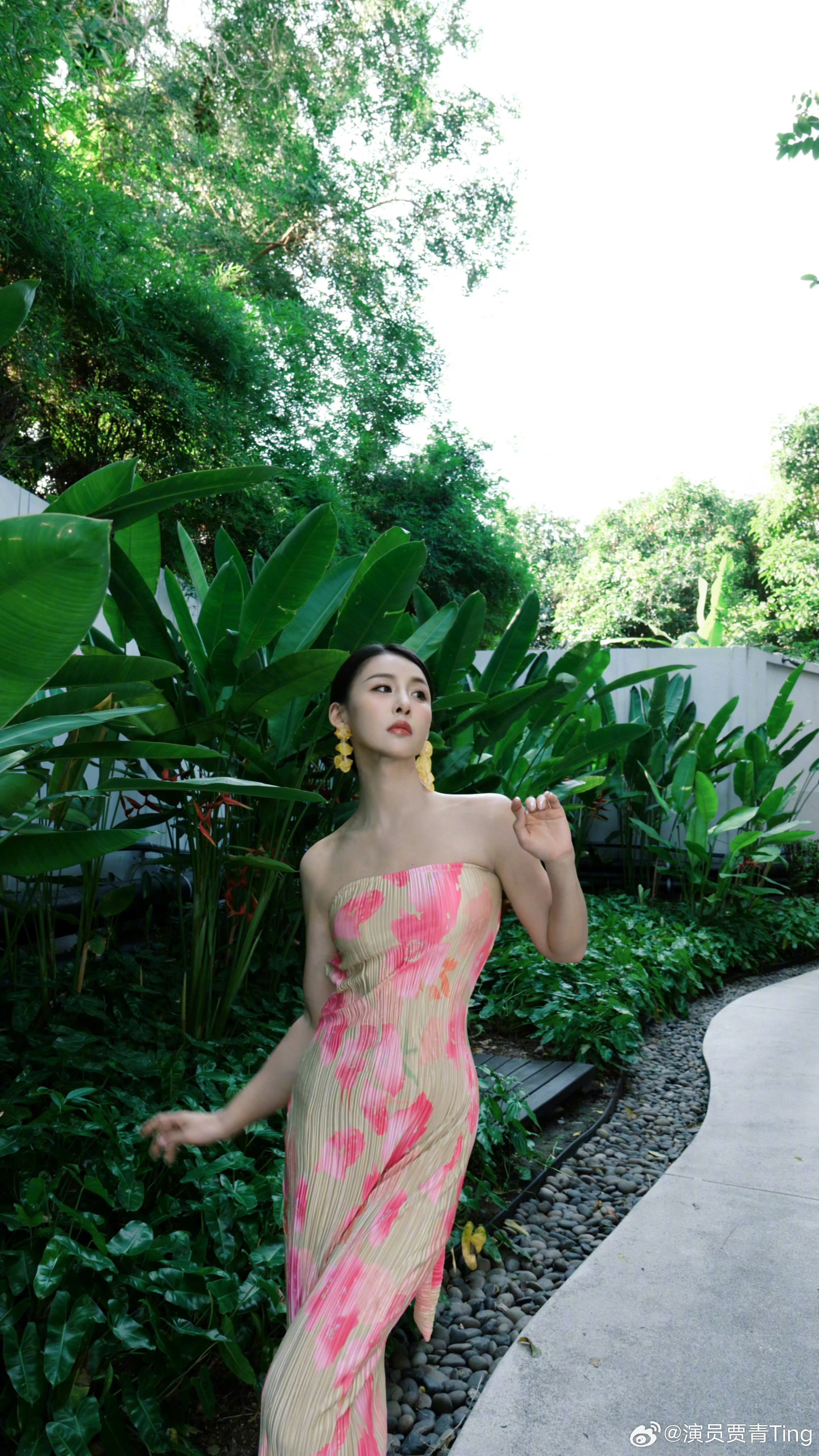 沉浸于自然的怀抱——把头埋在茂密的丛林中