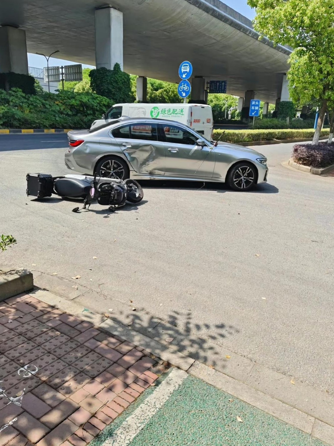 在车里被撞了八次高危怎么办在车里经历八次撞击的惊险之旅-第3张图片