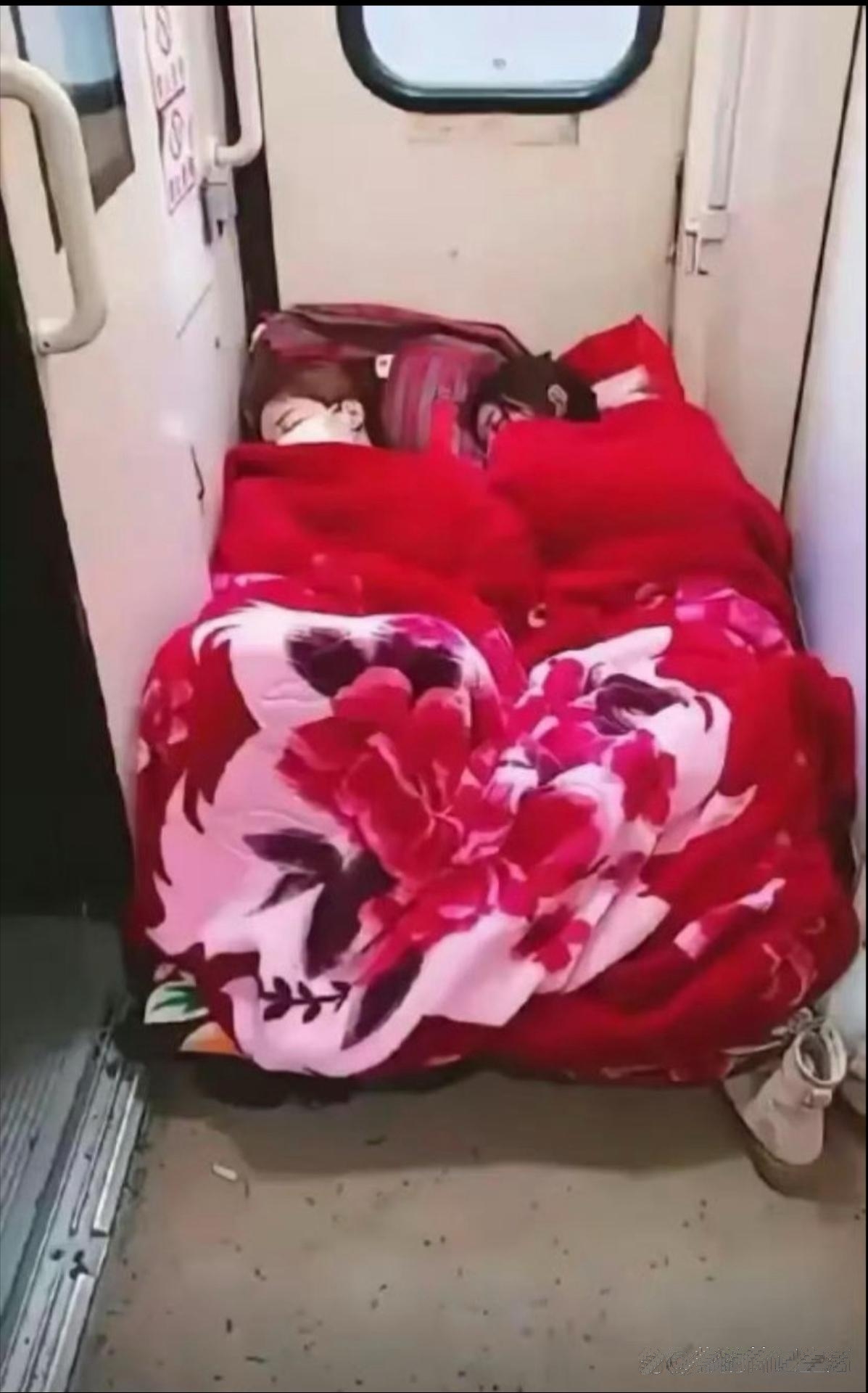 在火车上和吗妈睡下铺在火车上与妈妈共度下铺时光-第2张图片