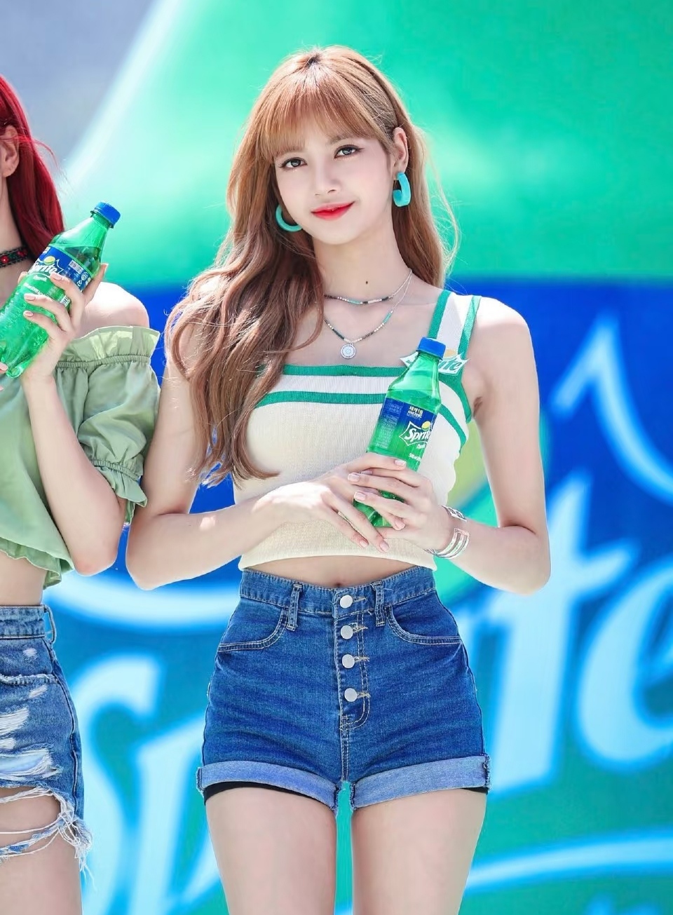 lisa全身只剩1条珍珠腰链图片LISA全身仅剩一条珍珠腰链，时尚与坚韧的完美结合