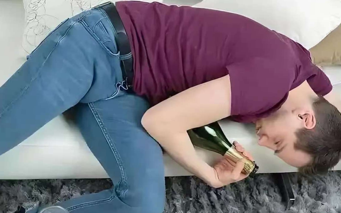 偷玩熟睡醉酒体育壮男g偷玩熟睡中的壮男，醉酒体育背后的秘密