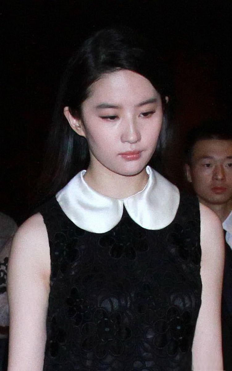 刘亦菲首映礼上蹲地瞬间，璀璨星光下的温暖之举-第2张图片