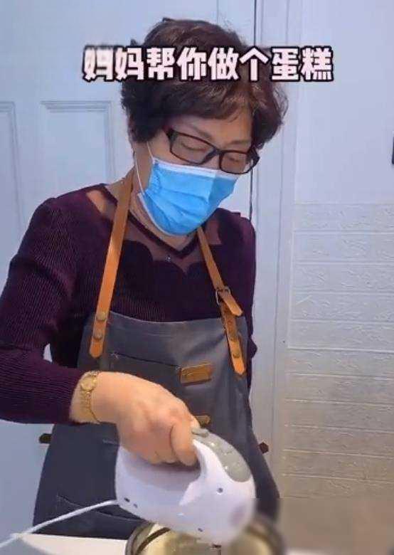 三个医生换着躁我一个影院三个医生与我之间的情感交织