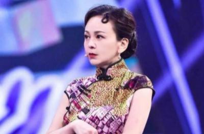 贱妾扒下脱裙子撅屁股迎作文贱妾的独特风采，脱裙撅臀的独特仪式