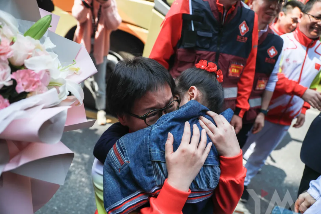 拥抱男朋友撞我被男朋友抱起，撞出幸福的泪水——一次难忘的体验-第1张图片