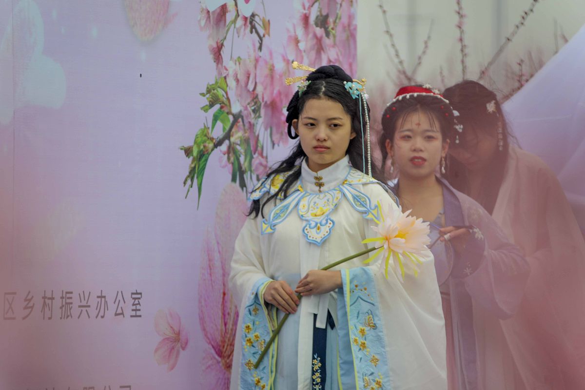 探索欲妇荡岳的丰满魅力——少妇的魅力与岳A片之探讨-第1张图片