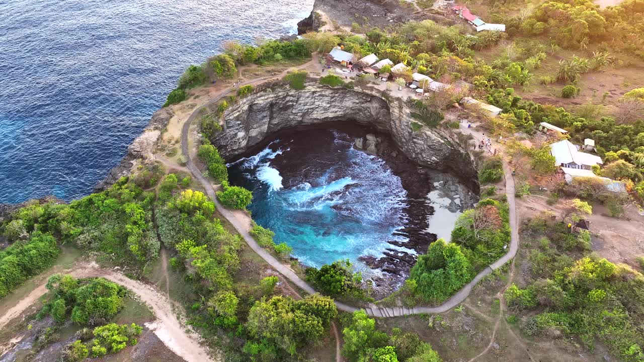 破碎海滩破碎海滩，生命的痕迹与无尽的沉思