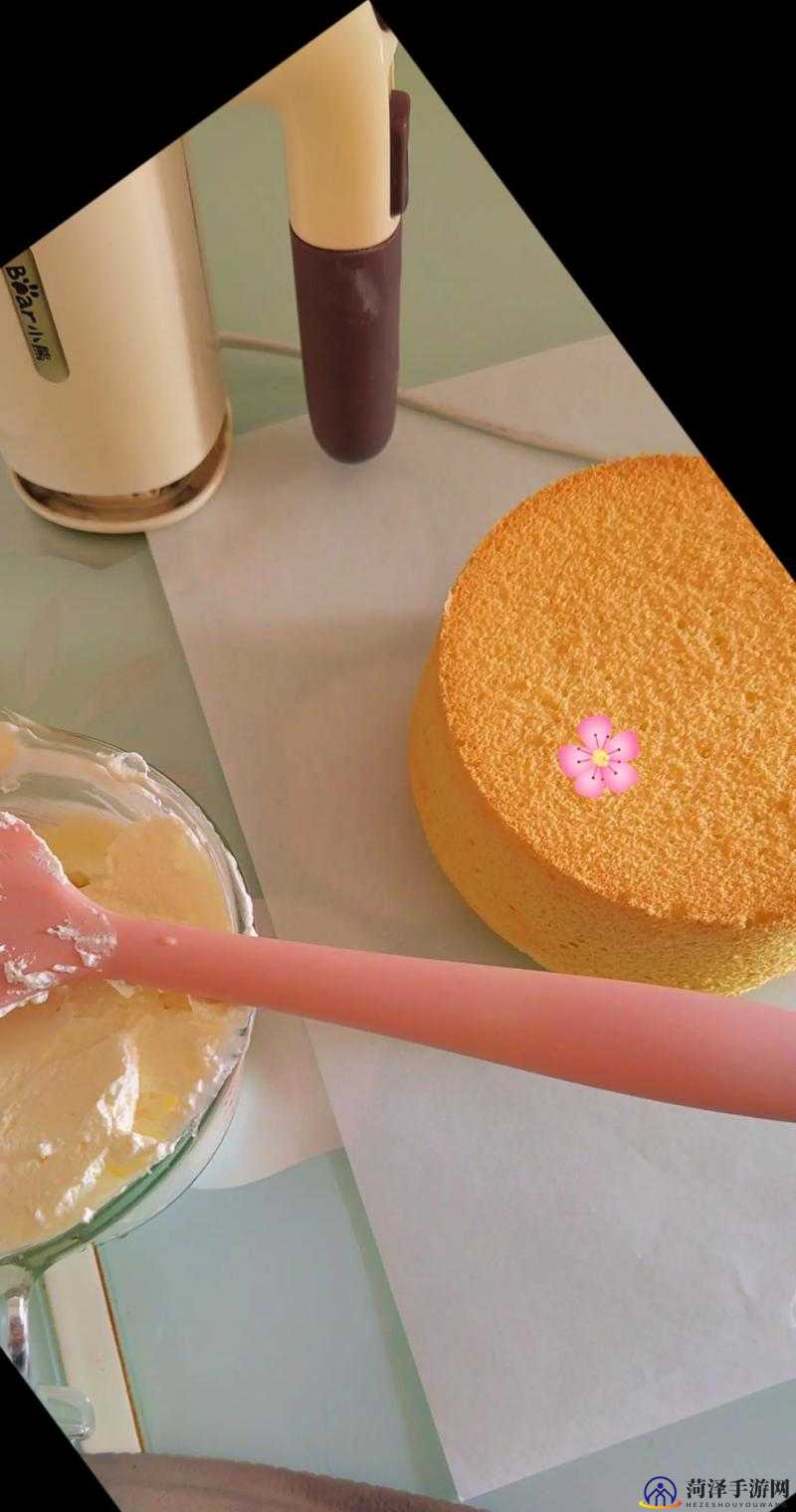 一口一口把奶油从胸口吃掉免费动漫一口一口的甜蜜诱惑，从胸口品尝奶油的独特体验-第2张图片