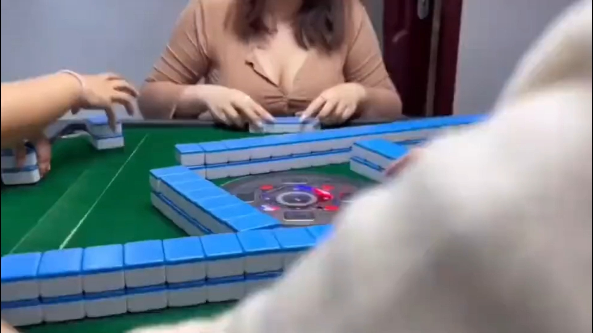 打牌生猴子的视频大全原声版扑克牌下的情谊，一男一女的夜晚游戏-第2张图片