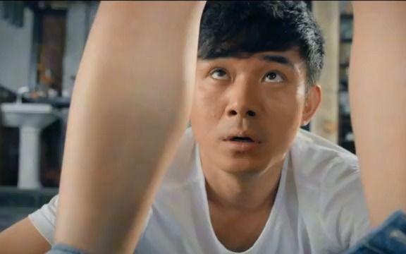女生扒男生的裤子的搞笑视频美女与男人的互动，一场直播的探索-第3张图片