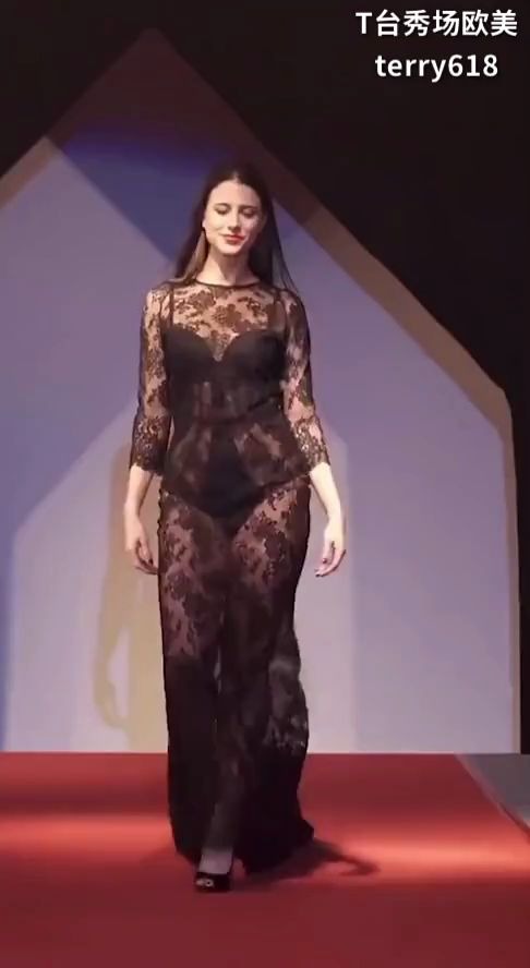 美女脱衣秀美女脱衣秀，时尚与艺术的交织
