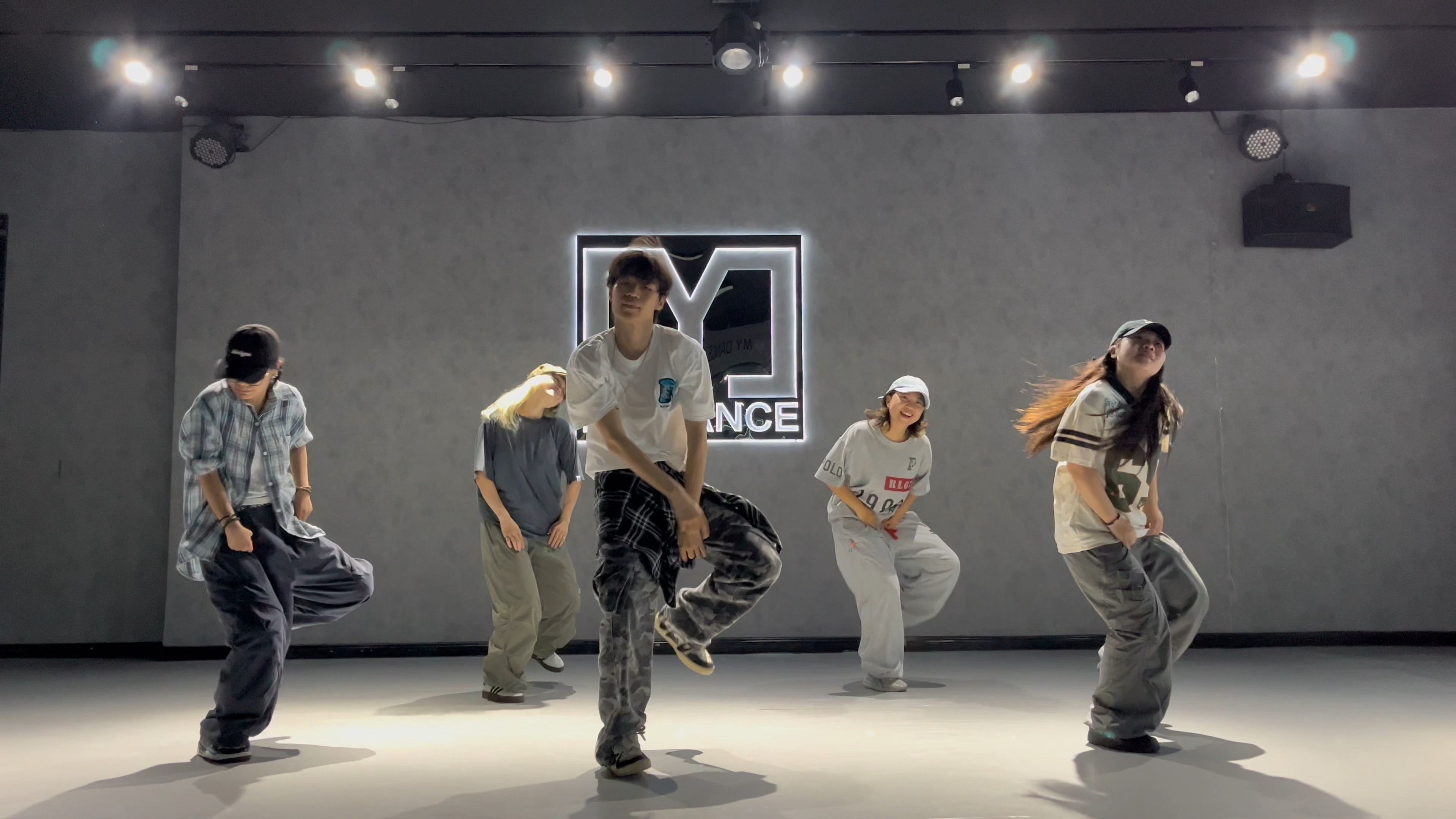 hiphop舞蹈是什么舞种Hip-Hop，音乐、文化与社会的融合