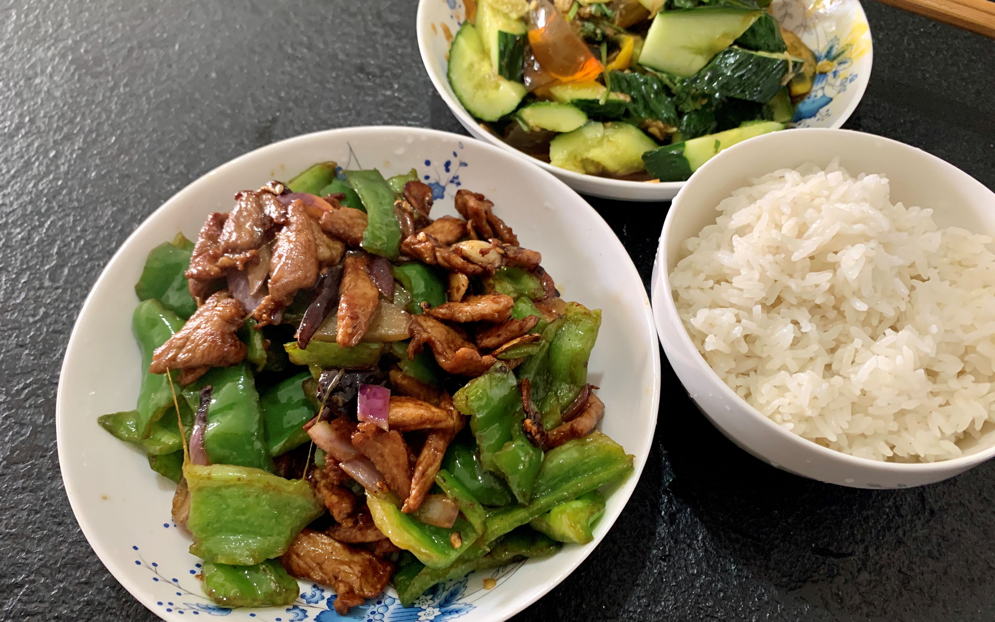 老阿姨哔哩哔哩B站肉片茄子芒果老阿姨的B站美食之旅，肉片茄子的烹饪与芒果的魅力-第2张图片