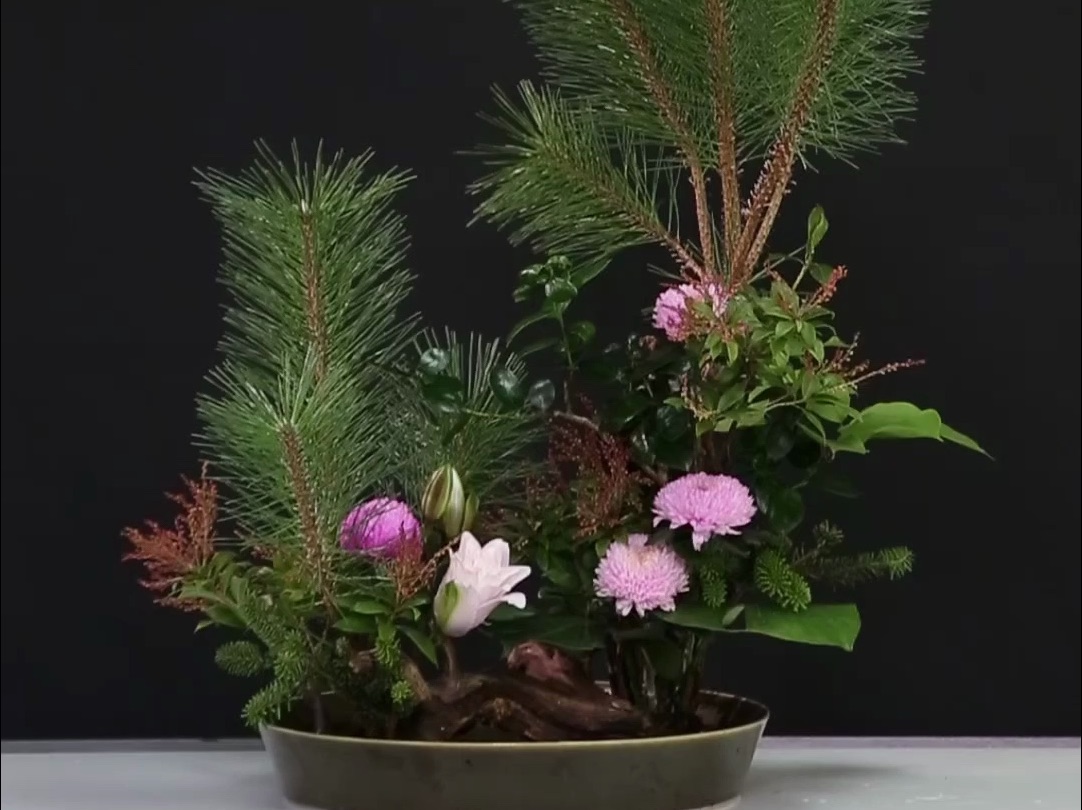往下面插花花瓣不能掉出来插花艺术，花瓣的巧妙安置-第2张图片