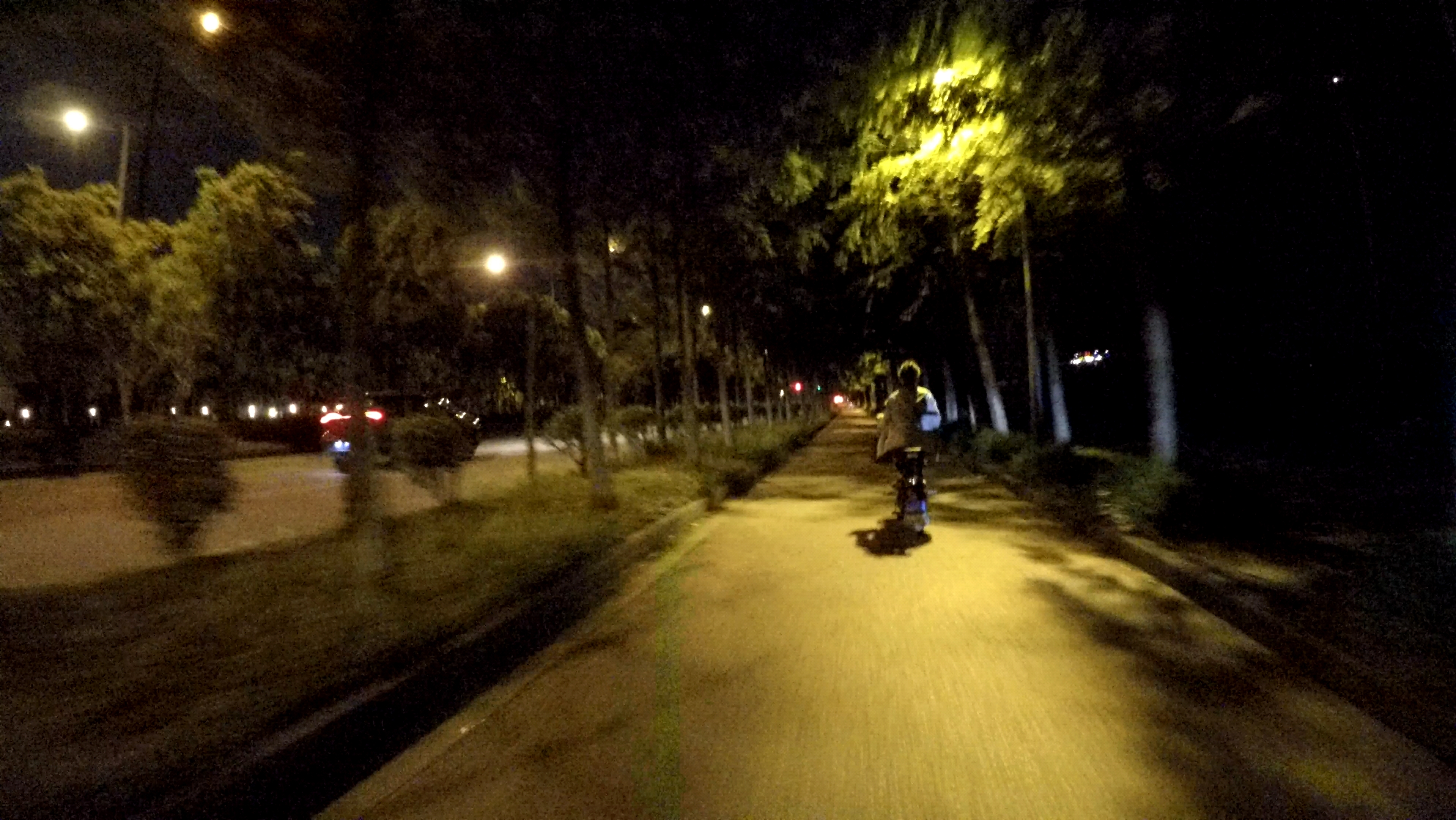 末班车上传递微热的夜晚-第1张图片