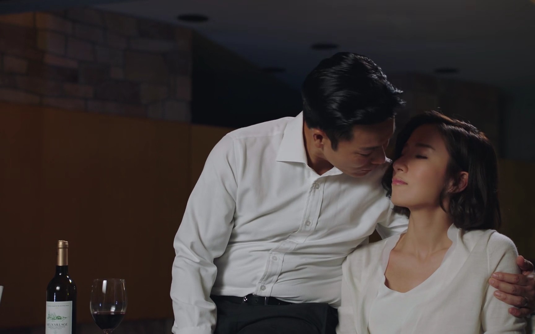 摸腿吻戏摸腿吻戏，影视作品中的情感表达与界限探讨-第1张图片