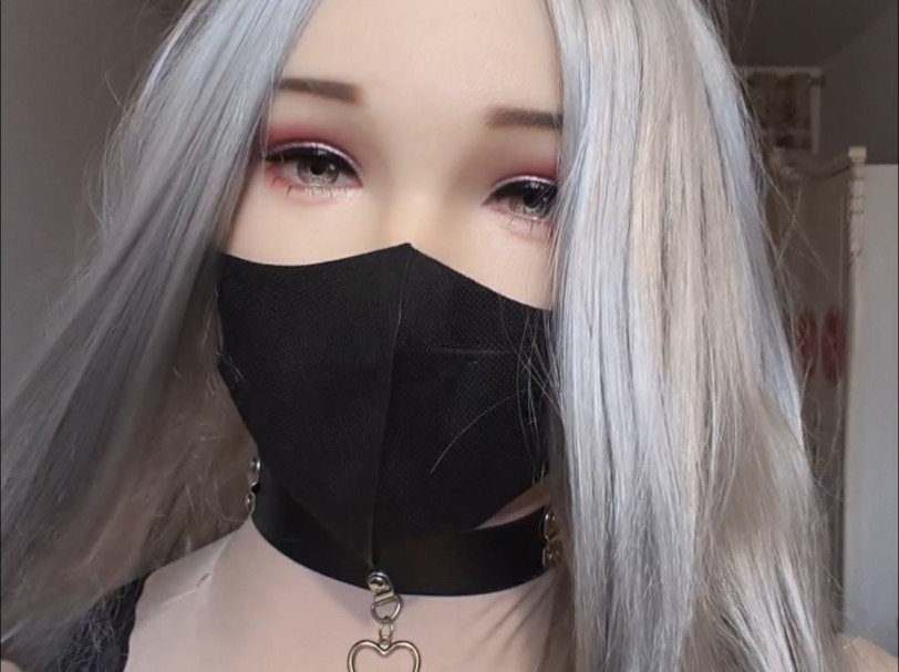 玩偶小姐姐摘口罩玩偶姐姐摘下口罩的美丽瞬间-第1张图片