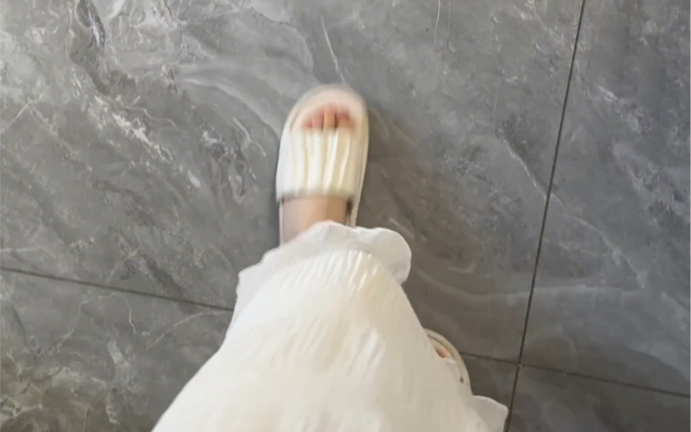 裙子底部的视角叫什么裙摆之下的世界——裙子底部视角的探索-第2张图片
