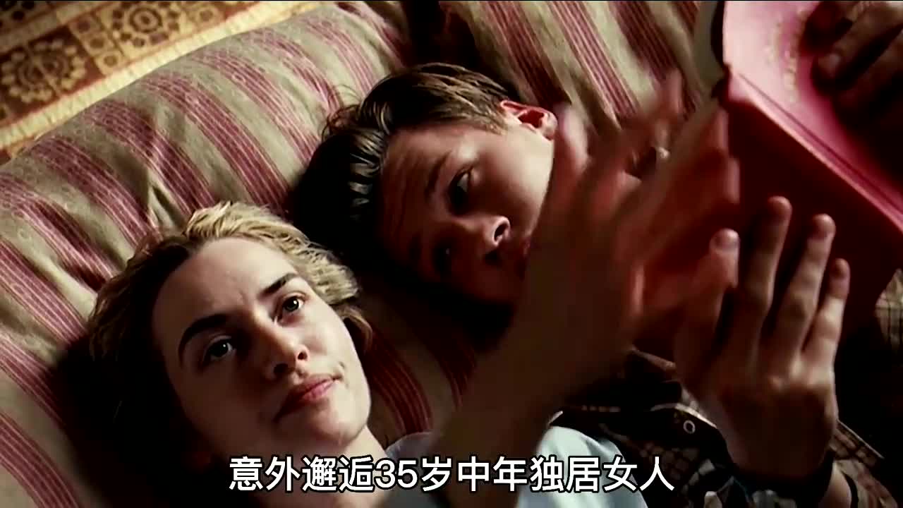 与人妻电梯激情电梯里的意外邂逅，与陌生女子激情的瞬间