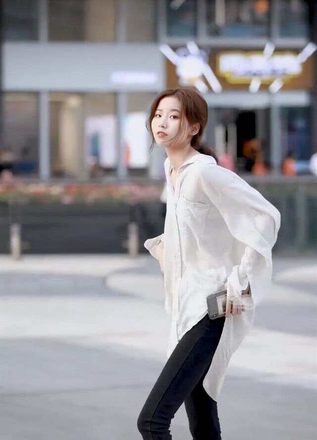 丫头，尝试一下，腿开一点就不疼了？-第1张图片