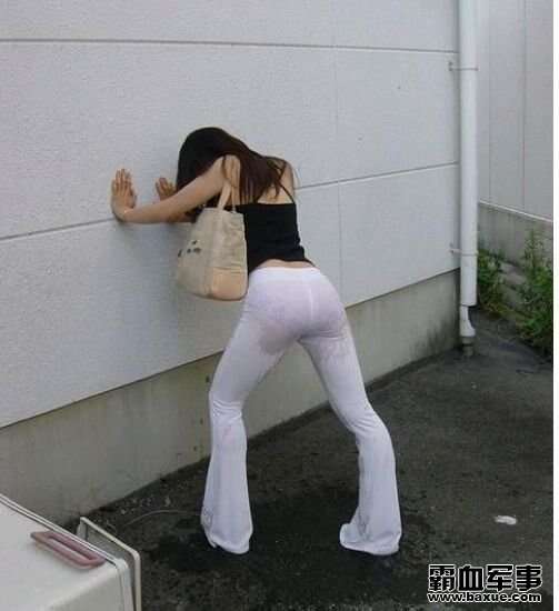 美女狂揉尿口导致失禁的警示