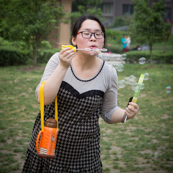 亲嘴伸进内衣揉胸口激烈图片关于亲密行为与视觉艺术的探讨
