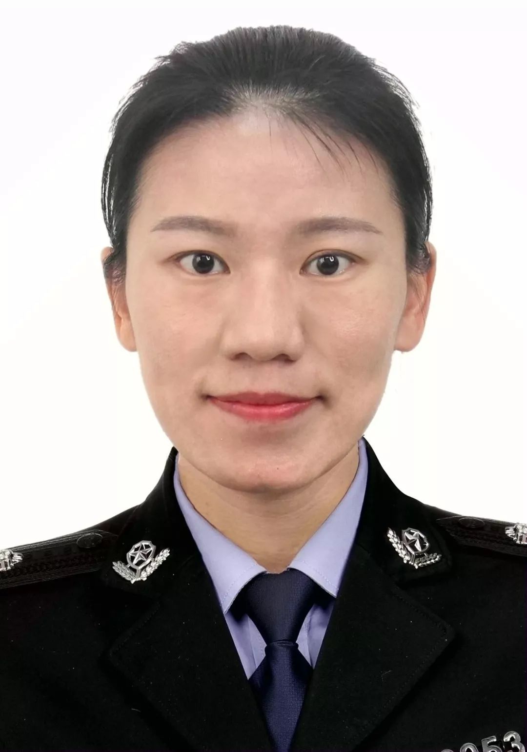 最美警察记者张津瑜，九分钟落地窗的坚守与担当-第2张图片