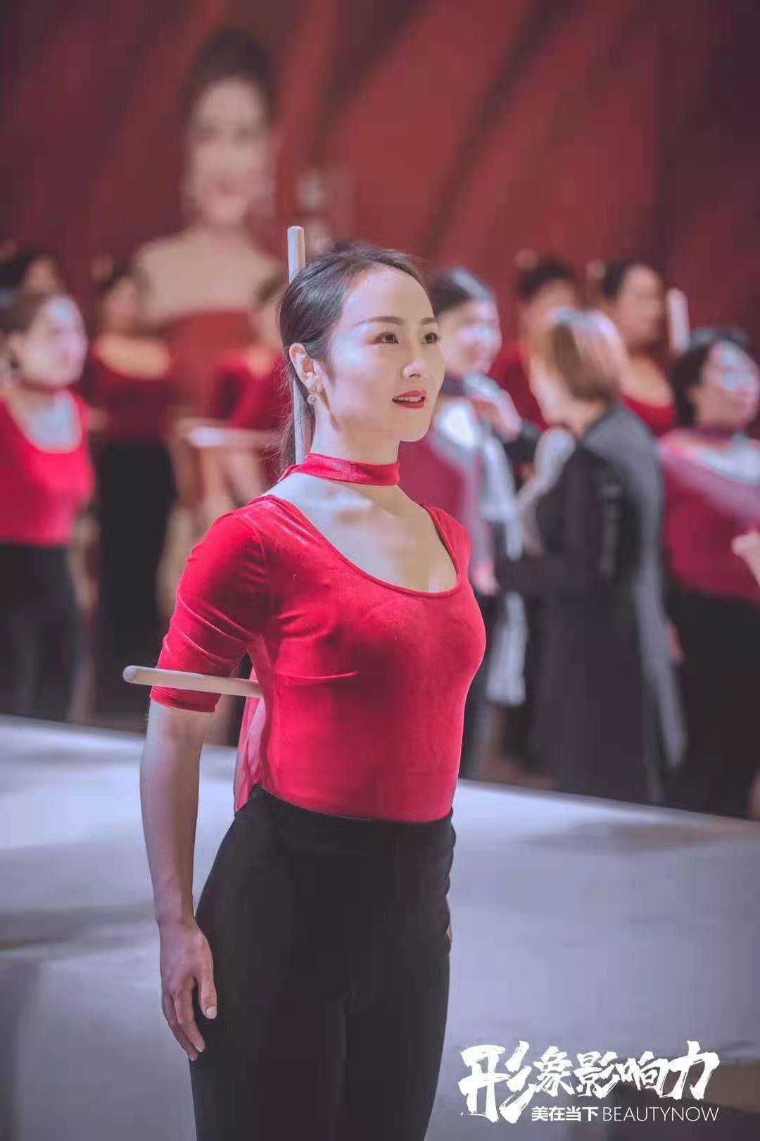 嘴巴含胸的图片女嘴巴含胸的图片，一种视觉与情感的交织-第1张图片