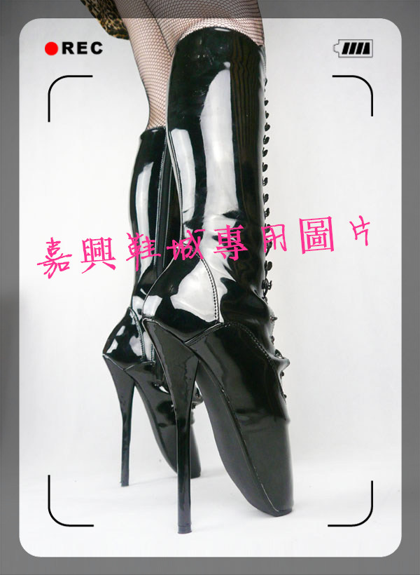 女王脚踩食物喂食女王脚奴的独特情感