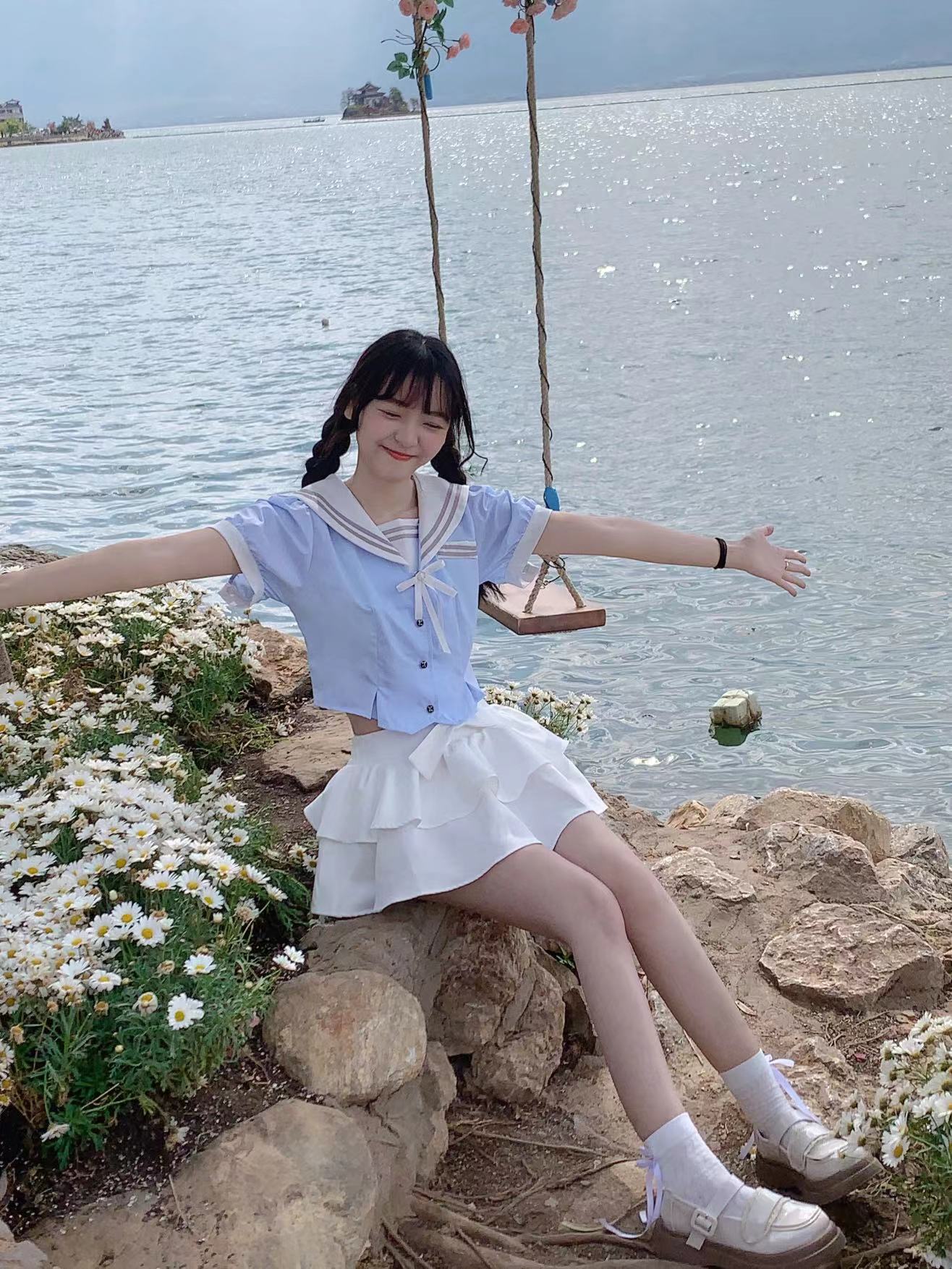 JK制服下的美丽意外，美女被掀裙子的瞬间-第1张图片