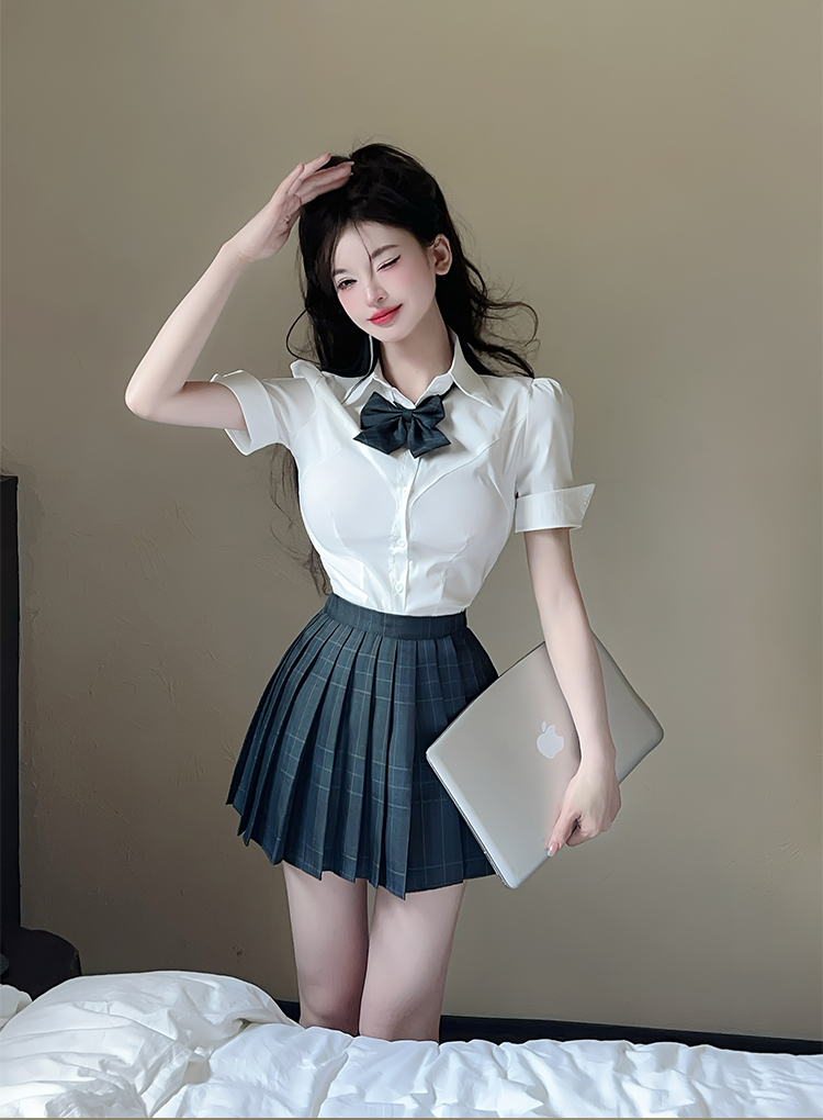 JK制服下的美丽意外，美女被掀裙子的瞬间-第2张图片
