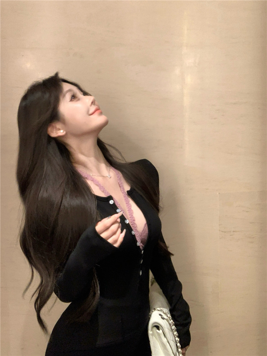 美女脱得只剩皮肤和胸部的图片美女之美，肌肤与胸部的独特魅力