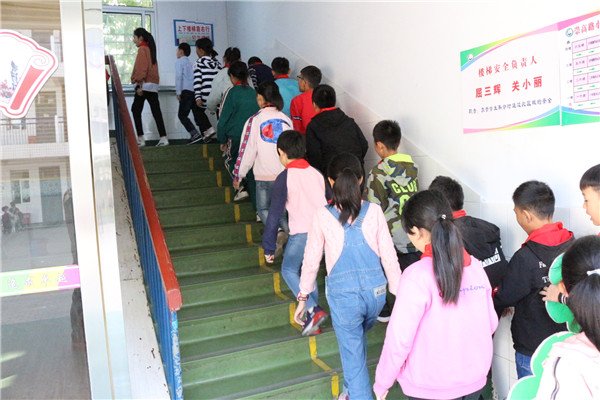 边走楼梯边故意顶撞的反思与启示-第3张图片