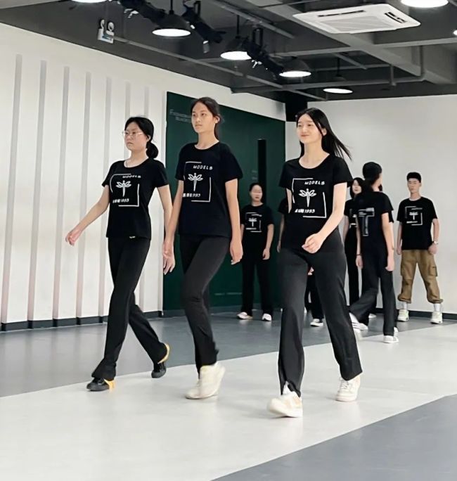 嘴巴含胸的图片，探索背后的美学与意义