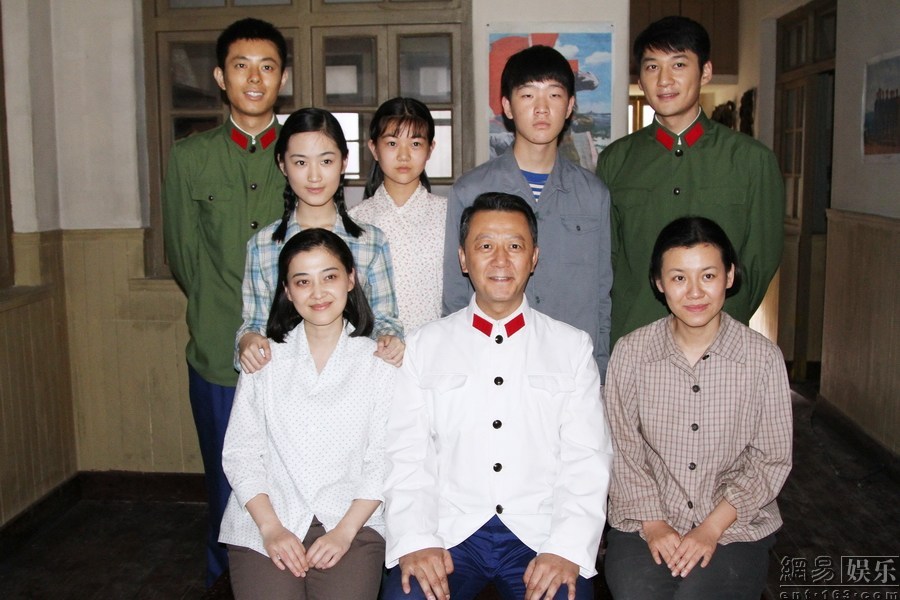 被三个男人保护的全家福探讨不当内容对社会的危害——以娇妻4P被三个男人伺候视频为例-第1张图片