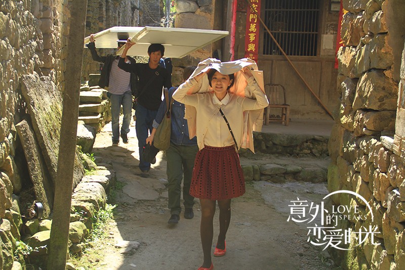 在教室里被一群男生h 电影教室中的意外遭遇-第2张图片
