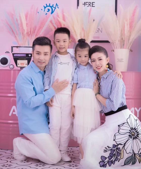 被三个男人保护的全家福探讨不当内容对社会的危害——以娇妻4P被三个男人伺候视频为例-第2张图片